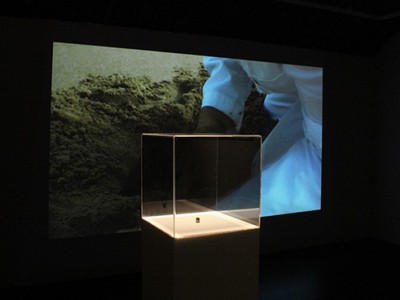 Таус Махачева. Пуля. 2010. Видеодокументация перформанса, пуля. © Автор. Фото: Альберто Булиан, предоставлено Impronte Contemporary Art, Милан / Taus Makhacheva. Bullet. 2010. Video documentation of performance, bullet. © Artist. Photo: Alberto Bulian, courtesy Impronte Contemporary Art, Milan