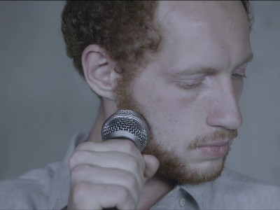 Саша Пирогова. MONO. 2016. Двухканальная видео инсталляция. Вид инсталляции. Предоставлено автором / Sasha Pirogova. MONO. 2016. Two-channel video installation. Installation view. Courtesy of the author