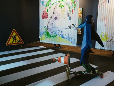 Группировка ЗИП. Остановка «ДК ЗИП». 2017. Инсталляция. Смешанная техника. Размеры варьируются. Предоставлено авторами  /  ZIP group. ZIP Workers’ Club Station.  2017. Installation. Mixed media. The size varies.  Courtesy of authors